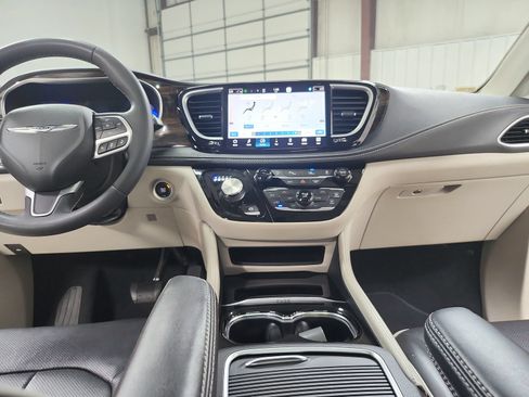 Used 2023 Chrysler Pacifica Limited FWD image 27