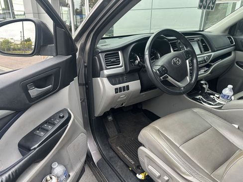 Used 2016 Toyota Highlander XLE AWD/4WD image 25