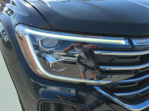 Used 2025 Volkswagen Atlas SE image 44