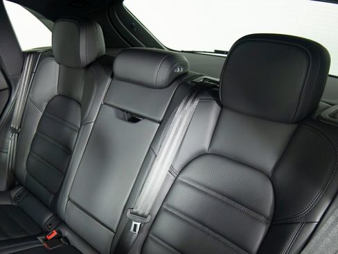 Certified 2026 Porsche Macan AWD/4WD image 41