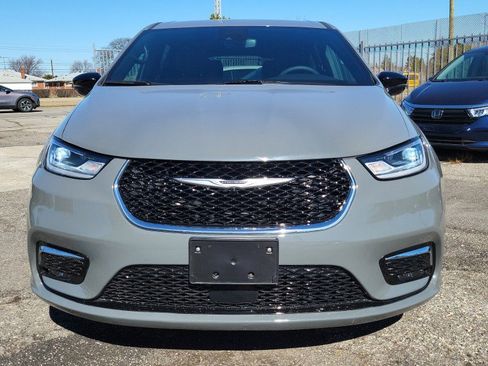Used 2025 Chrysler Pacifica Select image 3