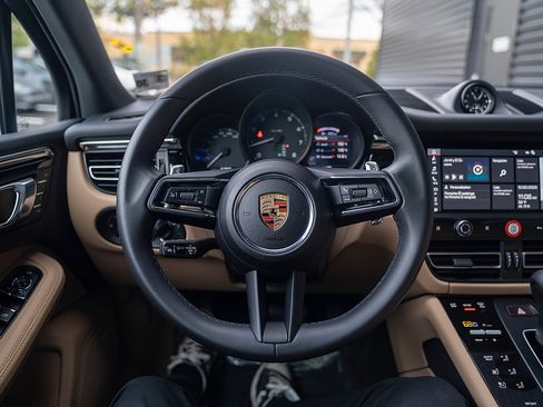 Certified 2025 Porsche Macan image 6