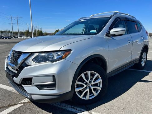 Used 2020 Nissan Rogue SV image 2