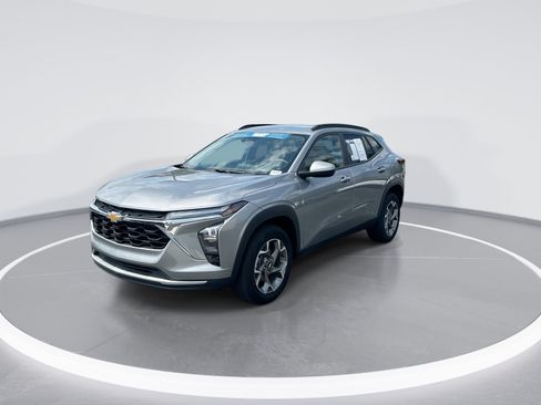 Used 2025 Chevrolet Trax LT w/ LT Convenience Package FWD image 5