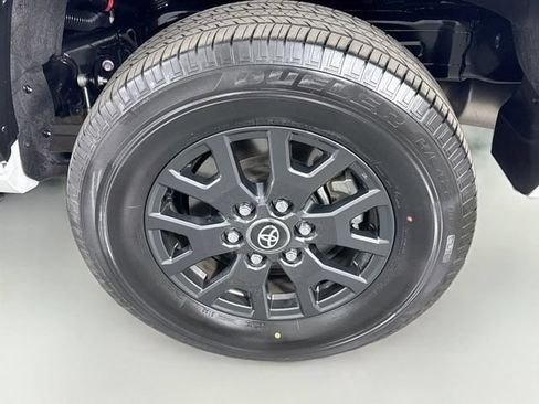 Certified 2025 Toyota 4Runner SR5 AWD/4WD image 31
