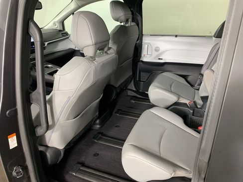 Used 2025 Toyota Sienna XLE w/ XLE Plus Package image 34