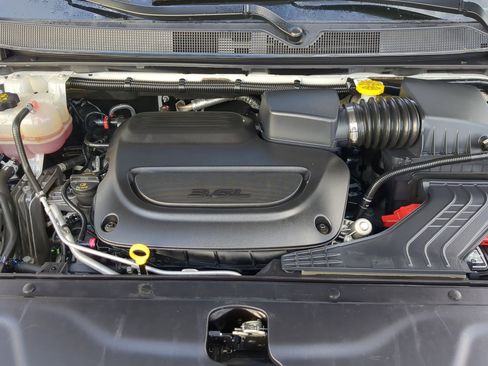 Used 2023 Chrysler Pacifica Touring-L image 32