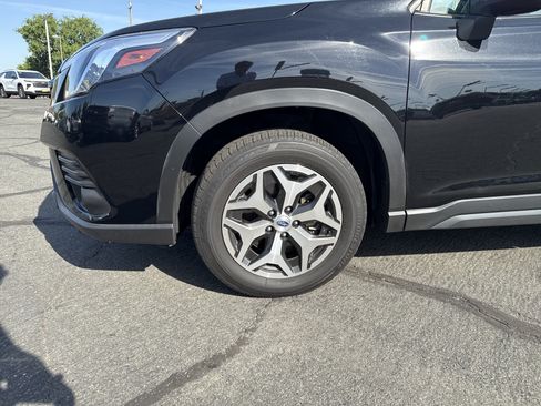Used 2023 Subaru Forester Premium AWD/4WD image 9