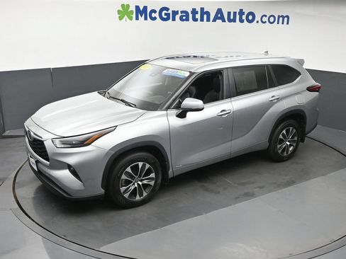 Used 2023 Toyota Highlander XLE AWD/4WD image 25