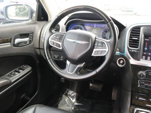 Used 2017 Chrysler 300 C RWD image 23