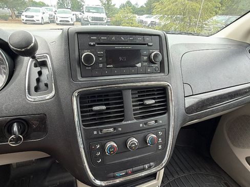 Used 2015 Dodge Grand Caravan American Value Package w/ UConnect Hands-Free Group FWD image 30