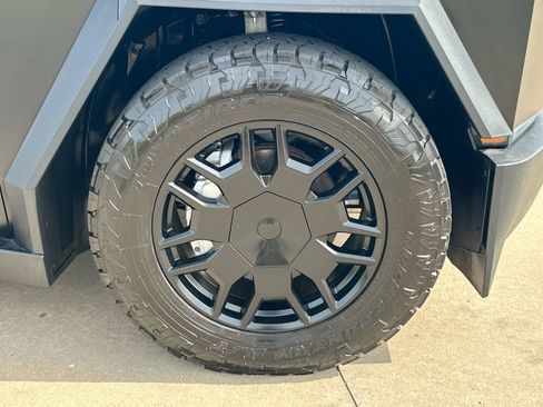 Used 2024 Tesla Cybertruck AWD Crew Cab image 10