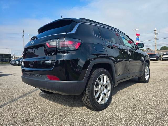 Used 2024 Jeep Compass Latitude w/ Sun and Sound Group AWD/4WD image 3