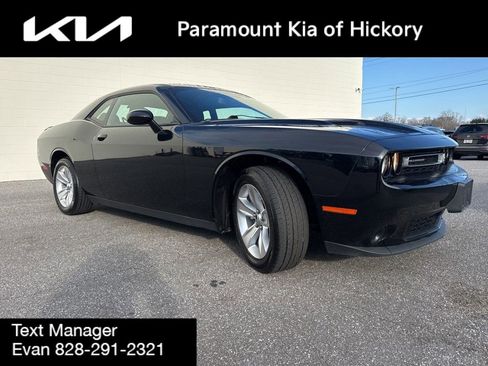 Used 2023 Dodge Challenger SXT image 3
