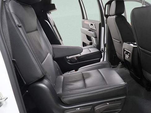 Used 2025 GMC Yukon XL Denali image 31