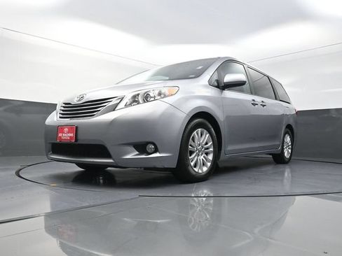 Used 2016 Toyota Sienna XLE FWD image 32