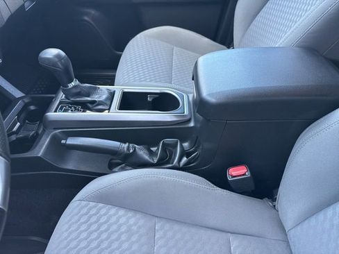 Used 2022 Toyota Tacoma SR5 AWD/4WD image 11