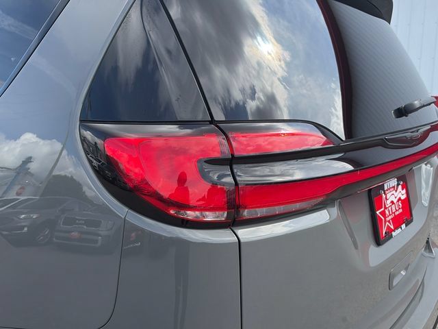 Used 2025 Chrysler Pacifica Limited FWD image 21