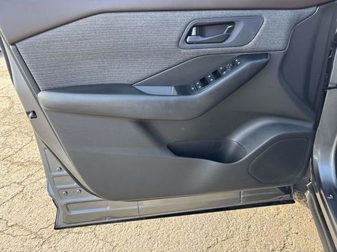 Used 2023 Nissan Rogue S image 8