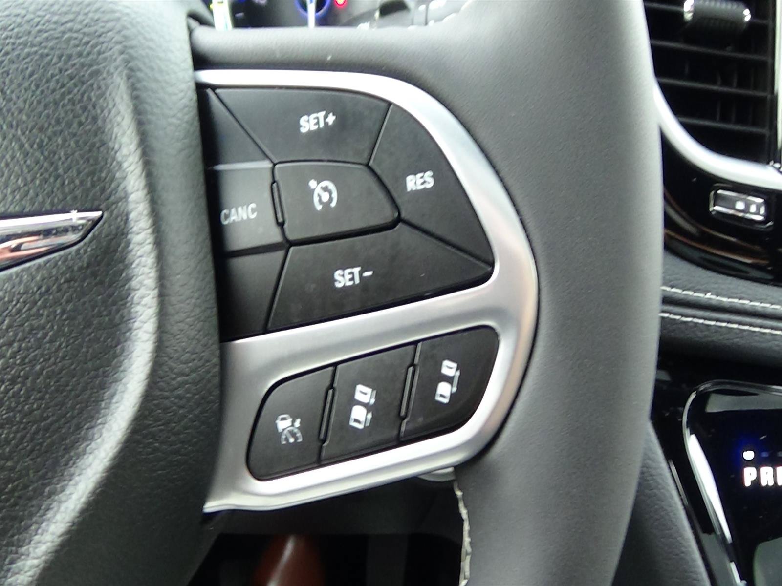 Used 2026 Chrysler Pacifica Limited FWD image 27