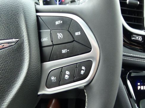 Used 2026 Chrysler Pacifica Limited FWD image 27