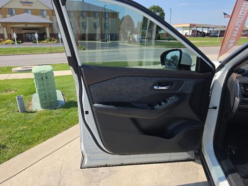 Used 2023 Nissan Rogue SV FWD image 21