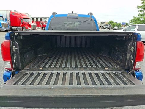 Used 2017 Toyota Tacoma TRD Sport w/ Premium & Technology Package AWD/4WD image 33