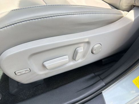 Used 2019 Toyota Highlander XLE AWD/4WD image 14