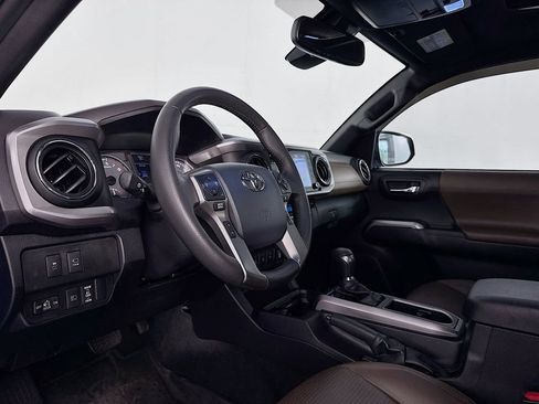 Used 2020 Toyota Tacoma Limited image 12
