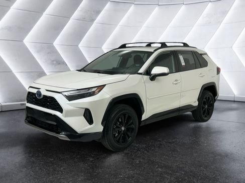 Used 2022 Toyota RAV4 SE w/ Convenience Package AWD/4WD image 3