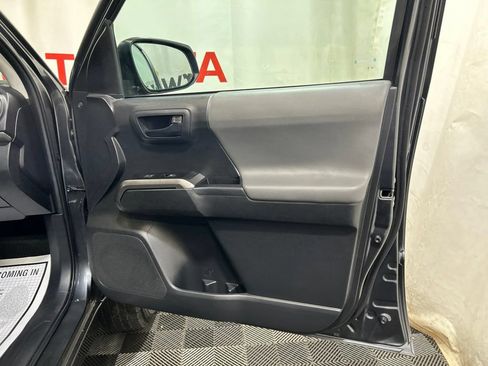 Used 2023 Toyota Tacoma SR5 w/ Black Out Package (TMS) AWD/4WD image 9