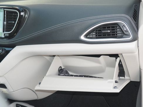 Used 2024 Chrysler Pacifica Touring-L image 14