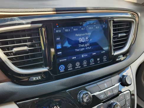 Used 2017 Chrysler Pacifica Touring w/ Tire & Wheel Group FWD image 16