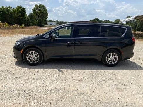 Used 2023 Chrysler Voyager LX FWD image 9