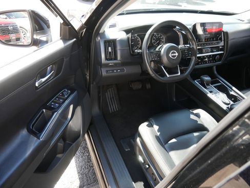 Certified 2024 Nissan Pathfinder SL w/ Black Appearance Package image 10