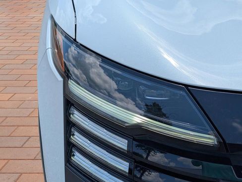 Used 2025 Nissan Kicks SR image 4