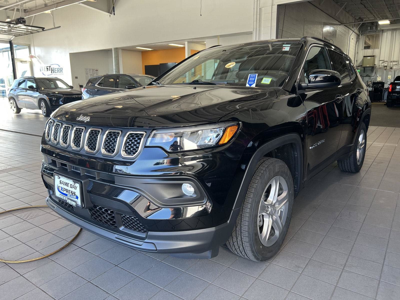 Used 2023 Jeep Compass Latitude w/ Convenience Group AWD/4WD image 4