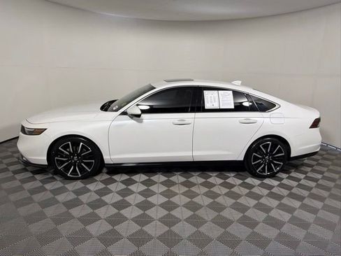 Used 2023 Honda Accord Touring image 3