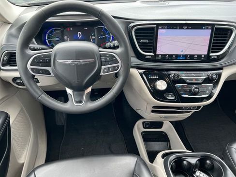 Used 2024 Chrysler Pacifica Limited FWD image 3