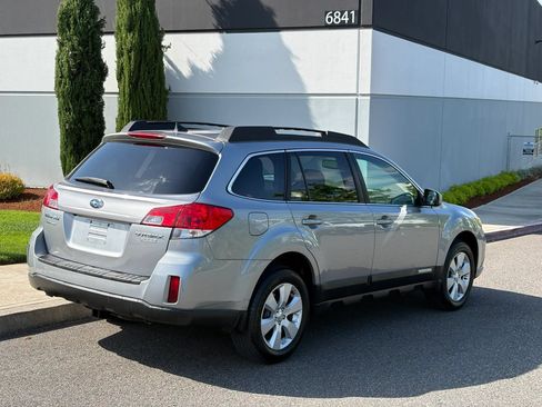 Used 2011 Subaru Outback 2.5i Limited w/ PWR Moonroof Pkg AWD/4WD image 6