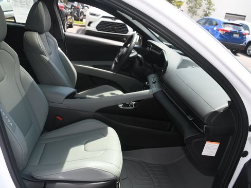 Used 2025 Hyundai Elantra Limited FWD image 22