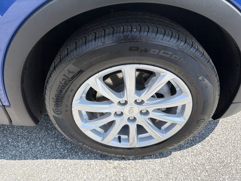 Used 2023 Cadillac XT4 Luxury w/ Cold Weather Package FWD image 13