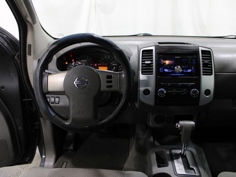Used 2010 Nissan Frontier SE image 2