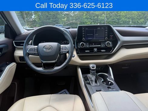 Used 2020 Toyota Highlander XLE FWD image 14