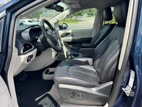 Used 2023 Chrysler Pacifica Touring-L FWD image 15