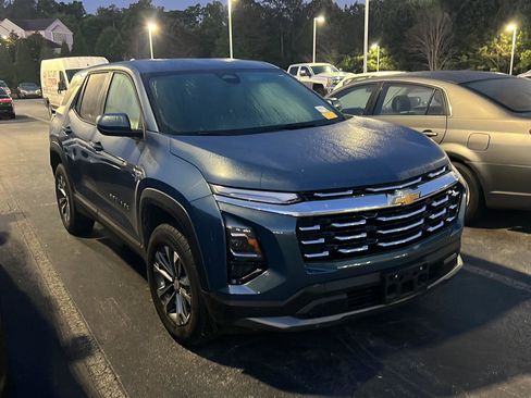 Used 2025 Chevrolet Equinox LT image 3