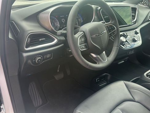 Used 2025 Chrysler Pacifica Select image 12