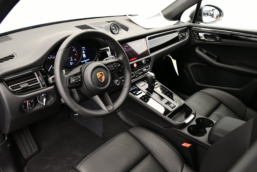 Certified 2026 Porsche Macan Turbo AWD/4WD image 4