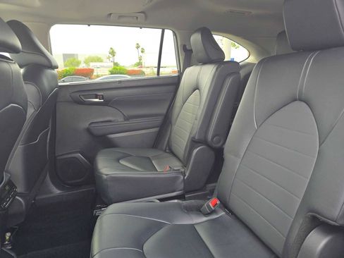 Certified 2025 Toyota Highlander XLE FWD image 19