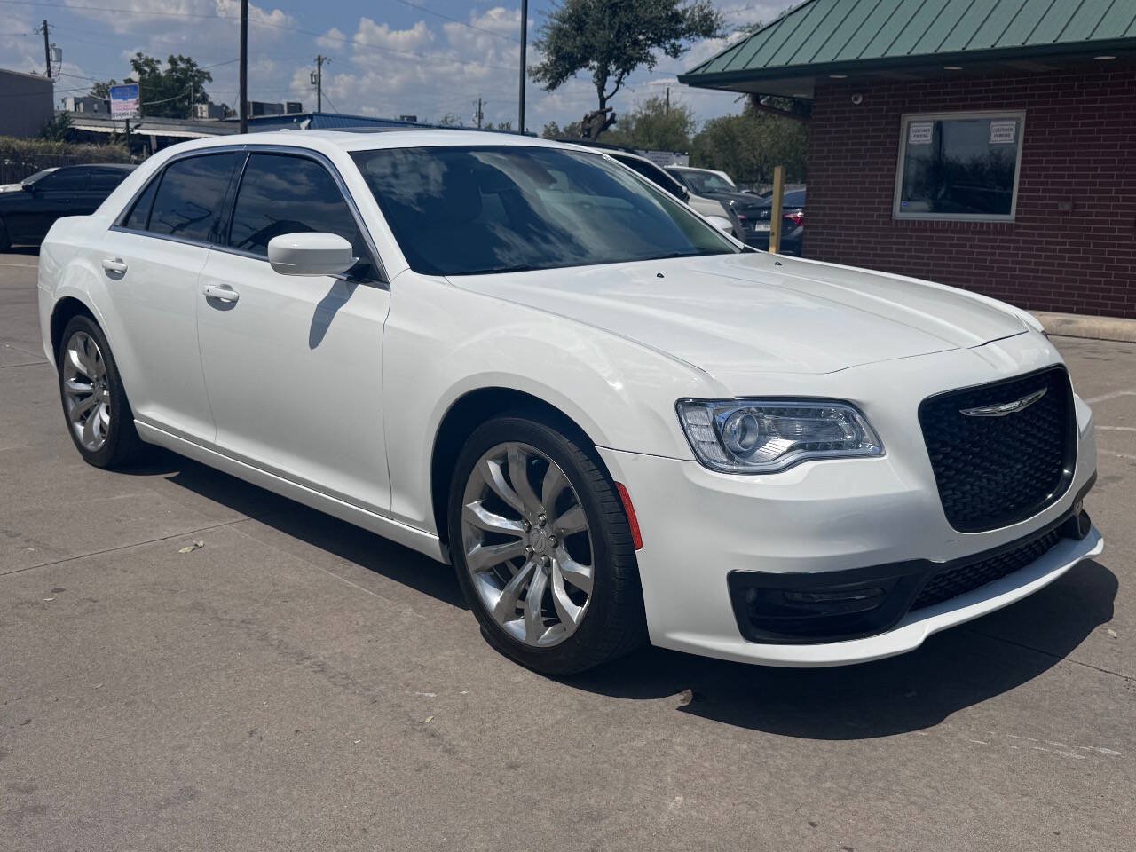 Used 2019 Chrysler 300 Touring L w/ Quick Order Package 22F RWD image 3